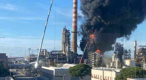 Livorno, incendio alla raffineria Eni: esplosioni e colonna di fumo nero sulla città