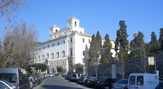 Roma, turista di 20 anni precipita da un muro a Trinità dei Monti: ricoverata in ospedale