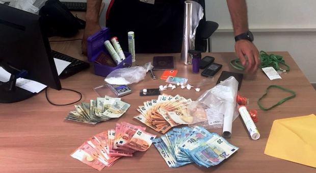 I soldi e la cocaina sequestrati dai carabinieri