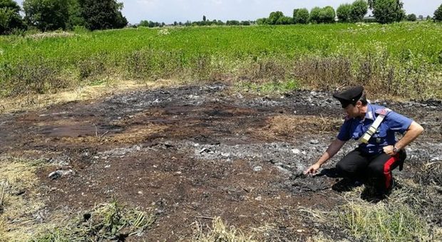 Brucia rifiuti in un terreno agricolo, arrestato immigrato ghanese a Varcaturo