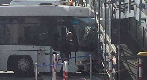 Fiumicino, bus si schianta contro il terminal partenze: ferito il conducente
