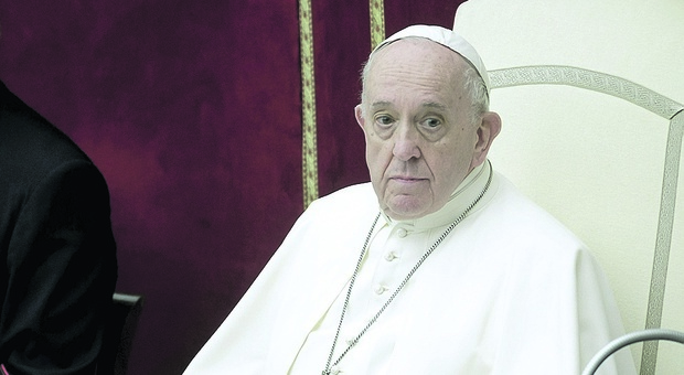 Papa Francesco e l'allarme lavoro: «in Italia tanti infortuni» poi prega per chi si è suicidato