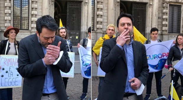 Milano, il consigliere Daniele Nahum fuma uno spinello davanti a Palazzo Marino