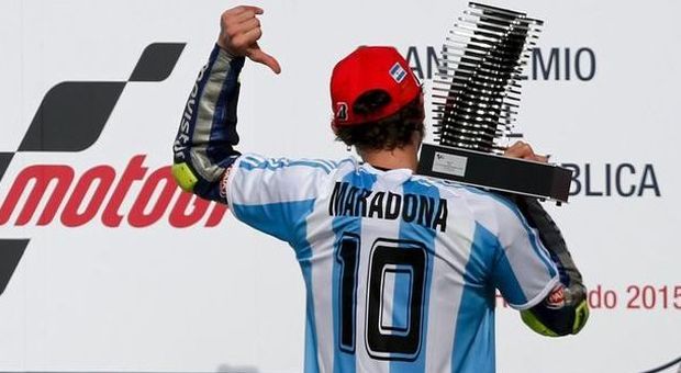 Anche la maglia di Maradona è buona per festeggiare