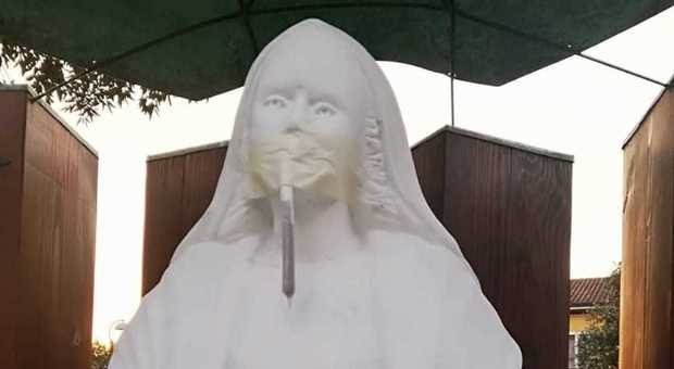 Tavullia, spinello e proiettile: attacco dei vandali blasfemi alla statua della Madonna