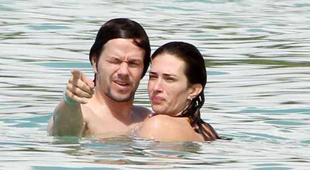 Mark Wahlberg, Natale bollente alle Barbados: passione in acqua con la moglie Rhea