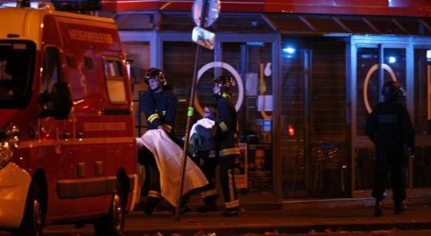 Parigi sotto attacco, feriti al teatro Bataclan