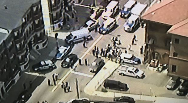 Boston, sparatoria vicino a una scuola: morto un teenager, caccia al killer