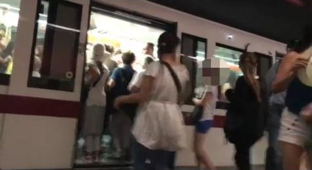 Baby nomadi in metro a Roma, Bordoni (Fi): «Pendolari in ostaggio, convocare il Comitato per l'Ordine»