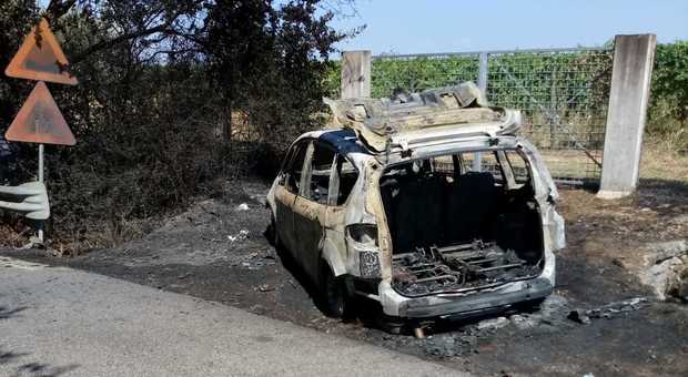 Auto in fiamme a Lanuvio, il rogo si propaga alla vegetazione