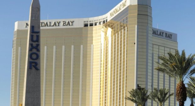 Strage di Las Vegas, la società dell'hotel da cui sparò Paddock pagherà mega risarcimento da 800milioni di dollari