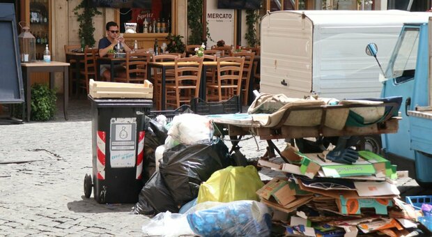Rifiuti a Roma, clienti in fuga dai ristoranti: «Troppi miasmi al tavolo»