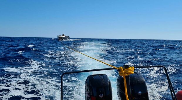 Incidente in mare a Ponza: famiglia in salvo, barca a vela recuperata dopo tre giorni