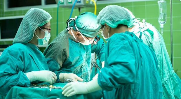 Cina, uomo ricoverato a Guangzhou per un'appendicite scopre di avere utero e ovaie