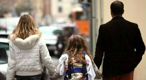 Due genitori separati accompagnano la figlia a scuola