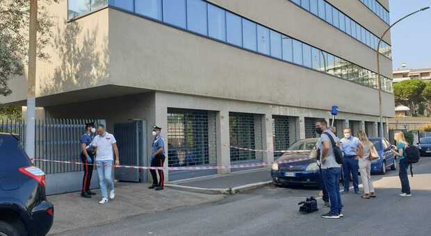 Ladro ferisce carabiniere, il collega di pattuglia spara e lo uccide: giallo nel palazzo della società dello scandalo finanziario