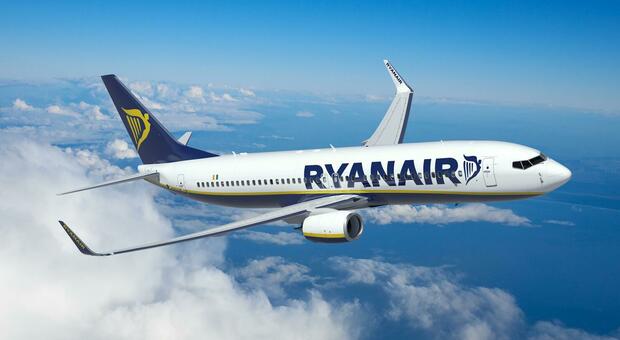 Volo annullato e passeggeri abbandonati da Ryanair: la compagnia deve versare un super risarcimento