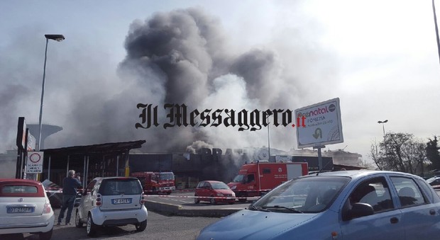 Roma, in fiamme magazzino con vernici e solventi sulla via del Mare: paura per nube tossica
