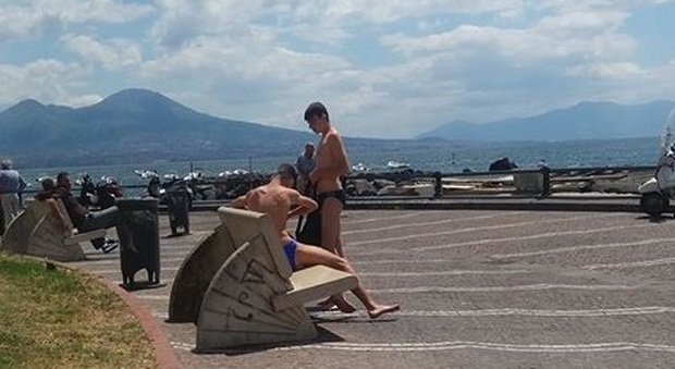 Napoli, largo Sermoneta come una spiaggia: scugnizzi in costume tra le polemiche