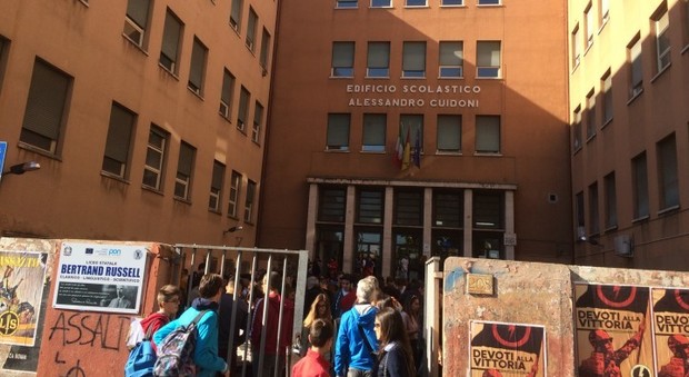 Roma, overdose di alcol durante l'autogestione, 15 collassa a scuola: gravissima