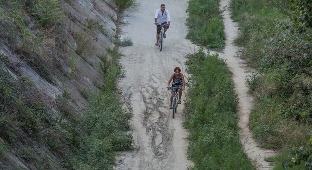 Roma, fango e degrado: le piste ciclabili diventano impossibili