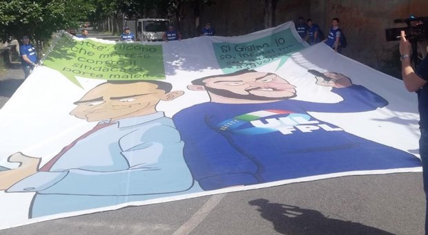 Stop a striscione Uil contro Salvini e Di Maio, polemica a Roma