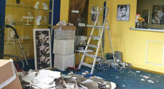 Paura a Manduria: crolla il soffitto della gioielleria
