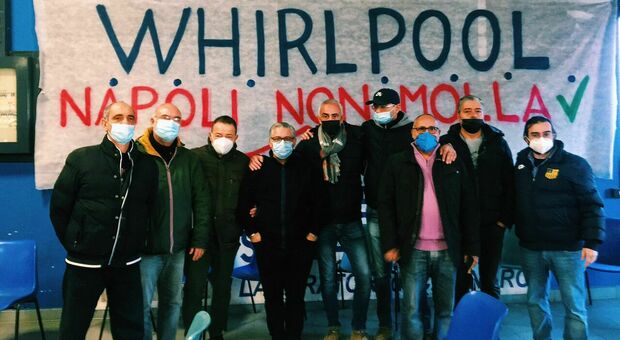 Whirlpool Napoli, gli operai rifiutano il trasferimento a Varese: «La lotta non è finita»