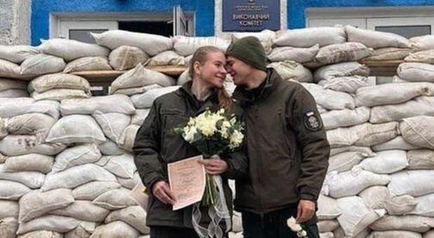 Ucraina, dalla funzione sul campo alla festa nel bunker: 15443 coppie di sono sposate dall’inizio del conflitto