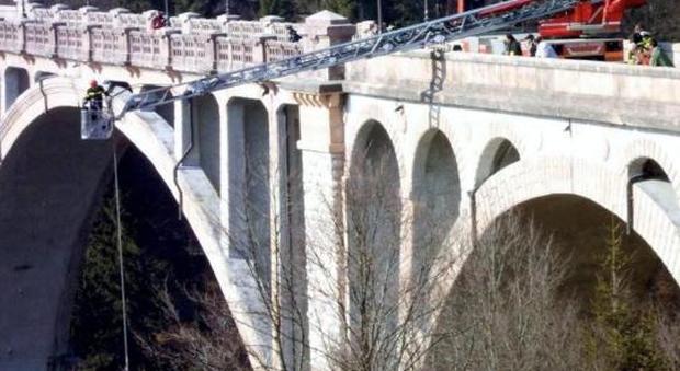 Non sopporta la morte della madre, 54enne si getta dal ponte