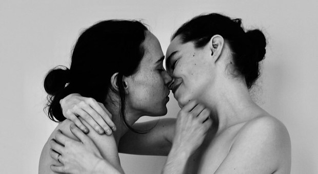 Pride 2019, Ellen Page e la foto senza veli con la moglie Emma: «Diffondete l'amore»