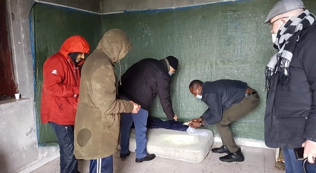 I volontari raccolgono gli effetti personali dell'immigrato morto nel rogo della baracca a Lusciano