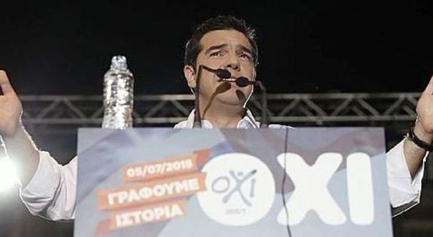Grecia, in 25 mila in piazza per il no. Tsipras: «Difendiamo la nostra dignità»