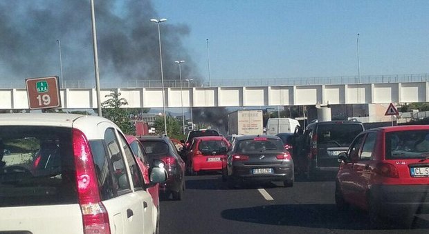 Auto in fiamme sul Grande Raccordo Anulare: traffico in tilt