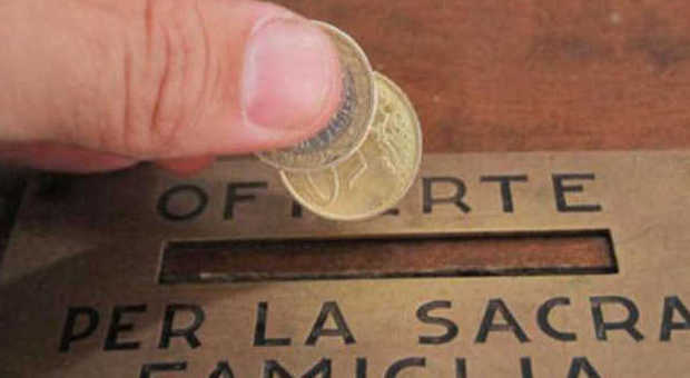 Ruba le offerte in chiesa: in tasca due uncini e 450 euro in monetine