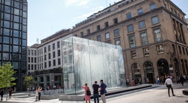 Apple Store, attesa finita: apre il nuovo negozio in piazza Liberty fra pietra e cascate d'acqua