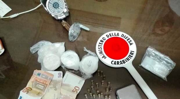 Carabinieri gli staccano telecamere: trovato con 350 grammi di cocaina
