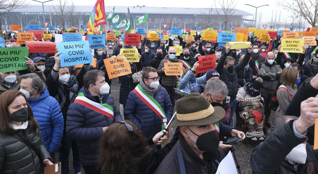 In 400 al sit in per Schiavonia: «No al Covid Hospital». Bedin contestata, tre sindaci leghisti abbandonano per protesta