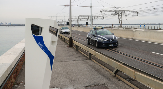 Venezia, arrivano i nuovi autovelox sul ponte della Libertà: controllo della velocità in diretta. «Fioccano le multe»