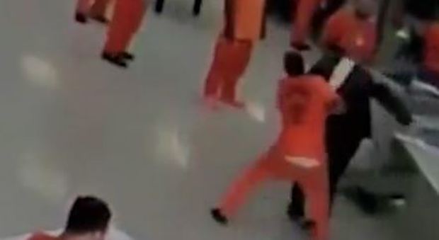 Usa, tenta di strangolare il secondino con un asciugamano: gli altri detenuti difendono l'agente