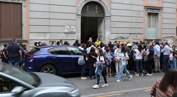 Variante Omicron a Caserta, il sindaco chiude i tre plessi della scuola