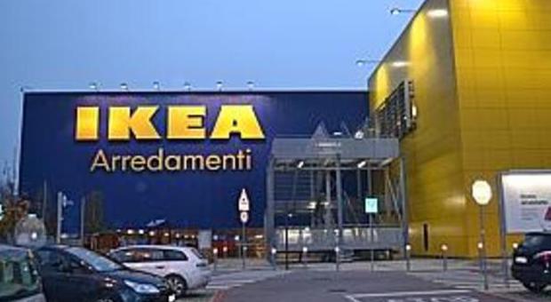 Spesa a scrocco: arrestata una donna fuori dall'Ikea