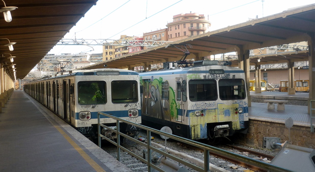 Sassi contro la Roma-Lido: paura sul trenino dei pendolari