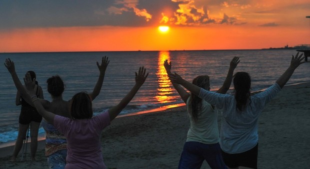 Yoga in riva al mare: vip in forma per il rientro in città
