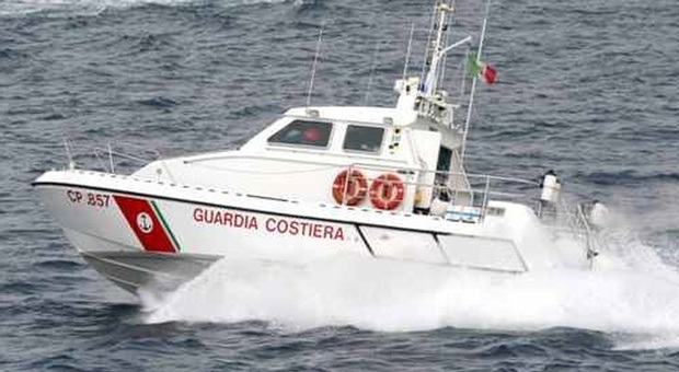 Ponza, trenta persone soccorse in mare dalla Guardia Costiera: in fiamme una barca con bimbi a bordo