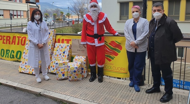 Terni col Cuore, Babbo Natale rossoverde porta i doni ai bambini del reparto di Pediatria