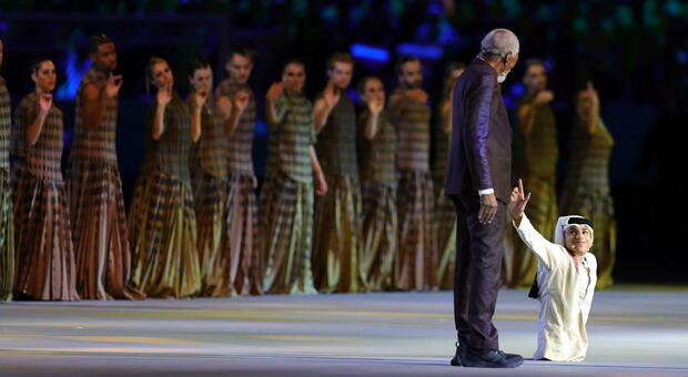 Mondiale Qatar 2022, Morgan Freeman sorpresa nella cerimonia d'apertura: il dialogo con un attore disabile