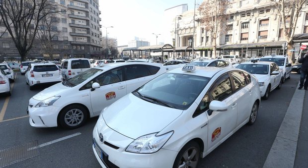 Taxi, rivolta anti-Uber: licenze e passeggeri, il giro di vite rinviato