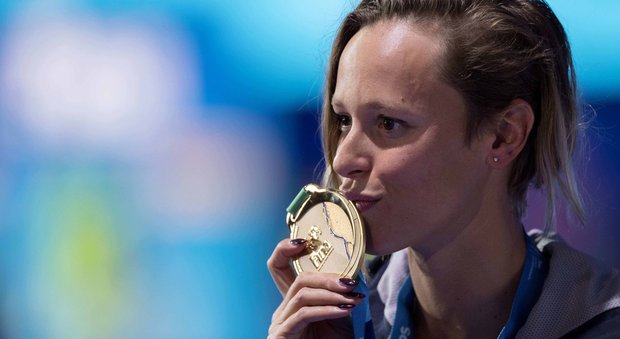 Federica Pellegrini bacia la medaglia d'oro conquistata a Budapest