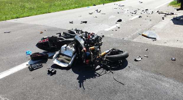 Incidente in moto contro un camion, muore sul colpo un 27enne